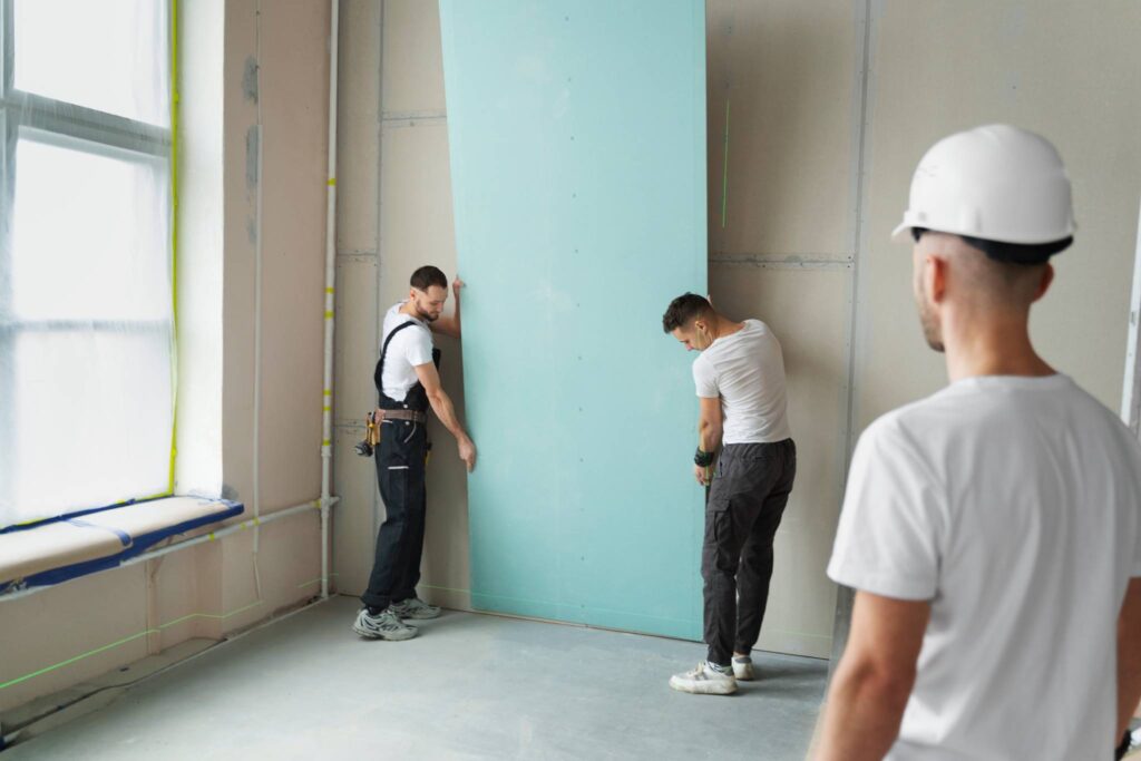 Hombre realizando el servicio de instalación de estructura de drywall