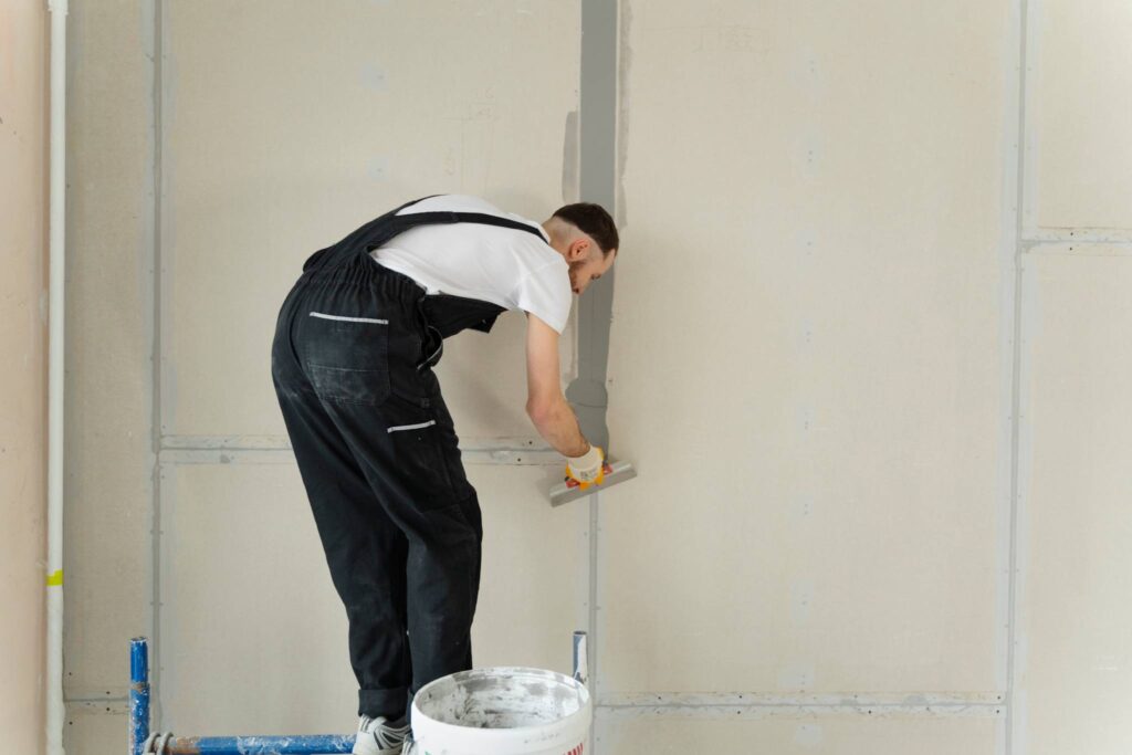 Hombre terminando de realizar el servicio de instalación de drywall