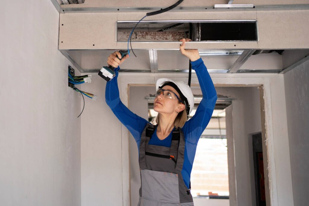 Mujer revisando los últimos detalles de estructura